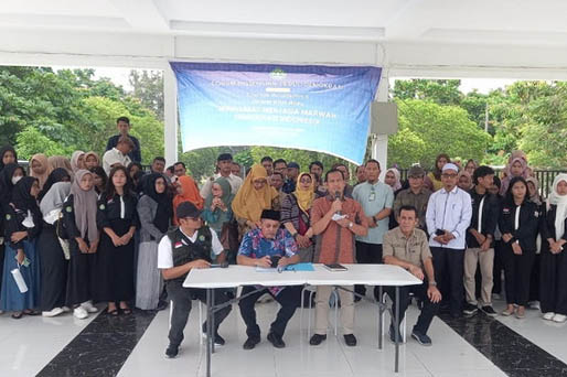 Aksi pernyataan maklumat untuk marwah demokrasi Indonesia di Taman Danau Kampus Unri Panam, Senin (5/2).