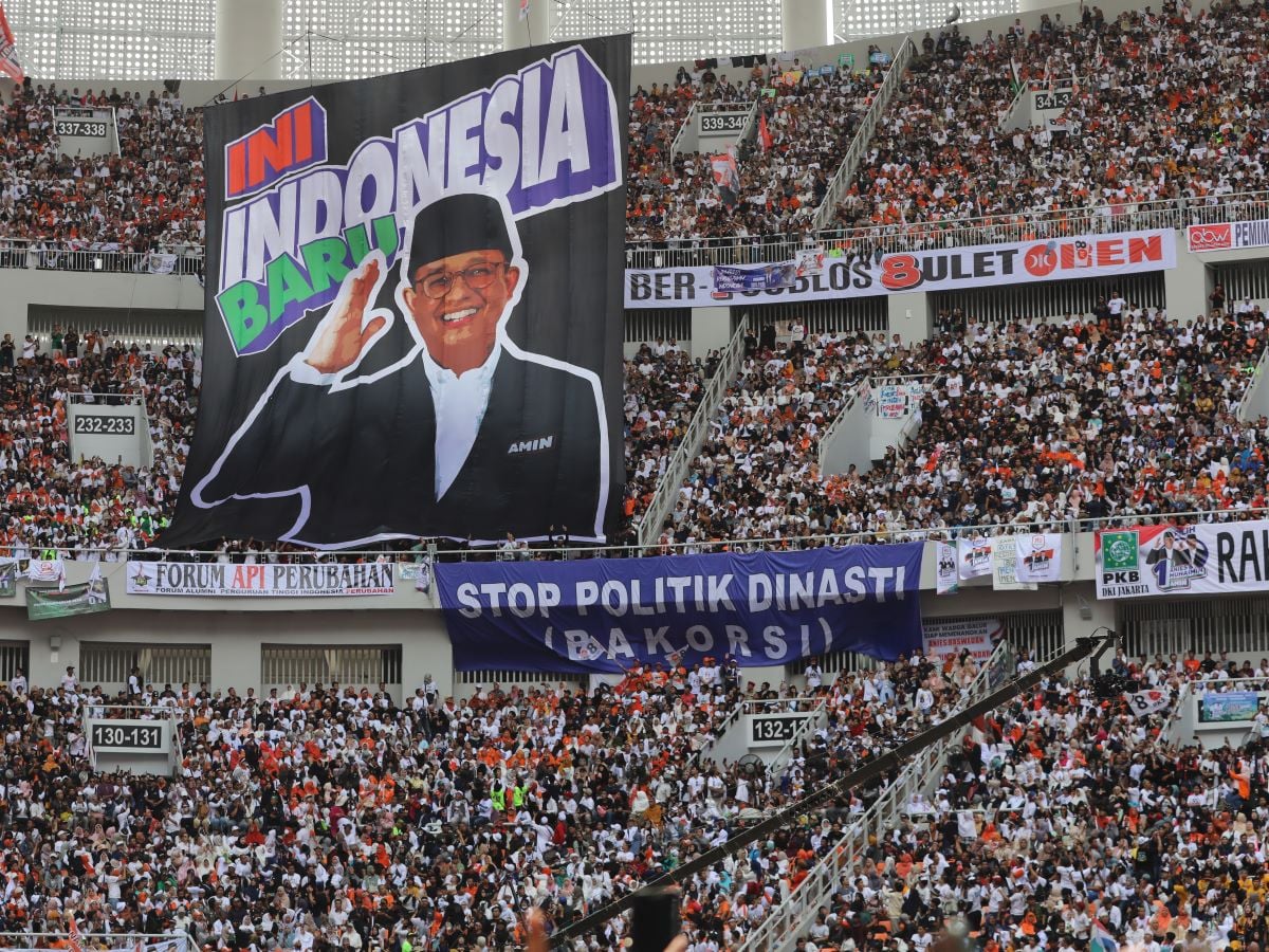 Massa menghadiri kampanye akbar Anies Baswedan dan Muhaimin Iskandar di Jakarta International Stadium (JIS), Sabtu (10/2).