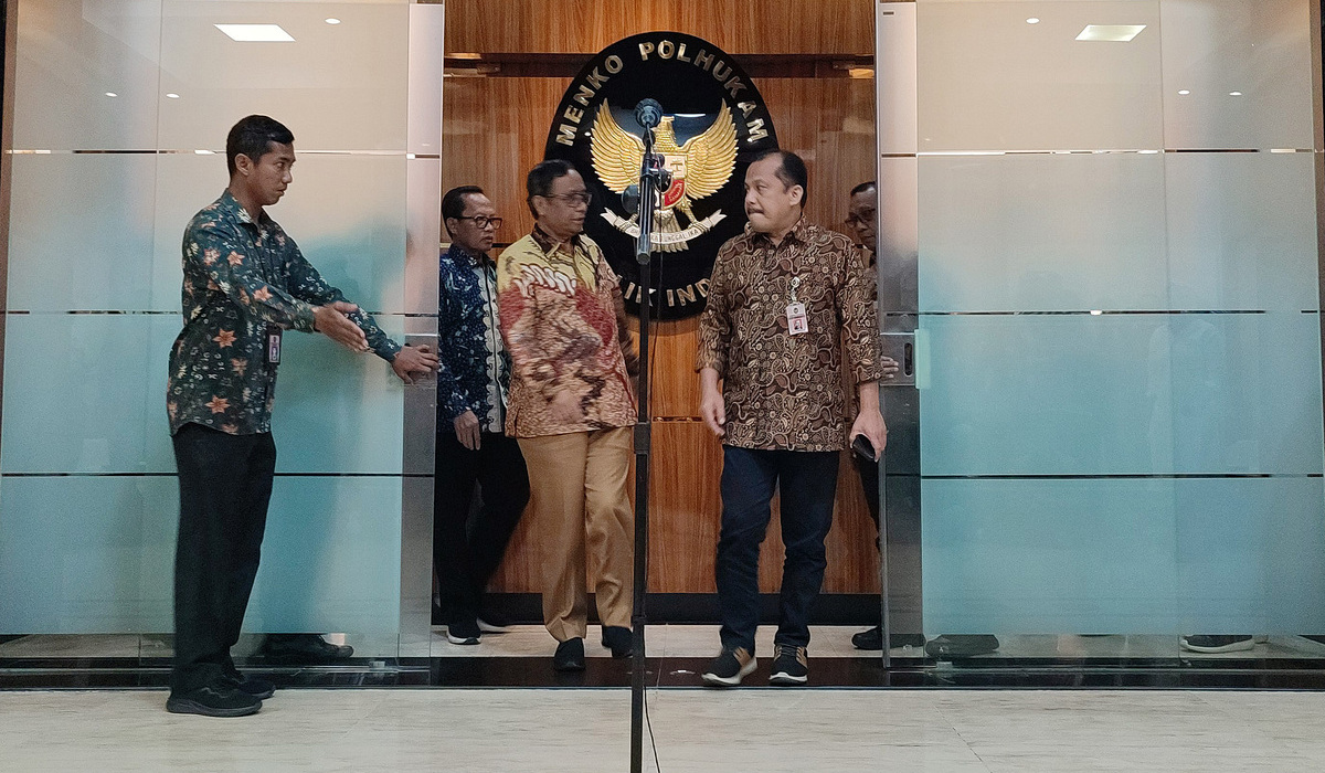 Menteri Politik Hukum dan Keamanan (Menkopolhukam) Mahfud MD  di kantor Kemenkopolhukam Jakarta, April 2023.