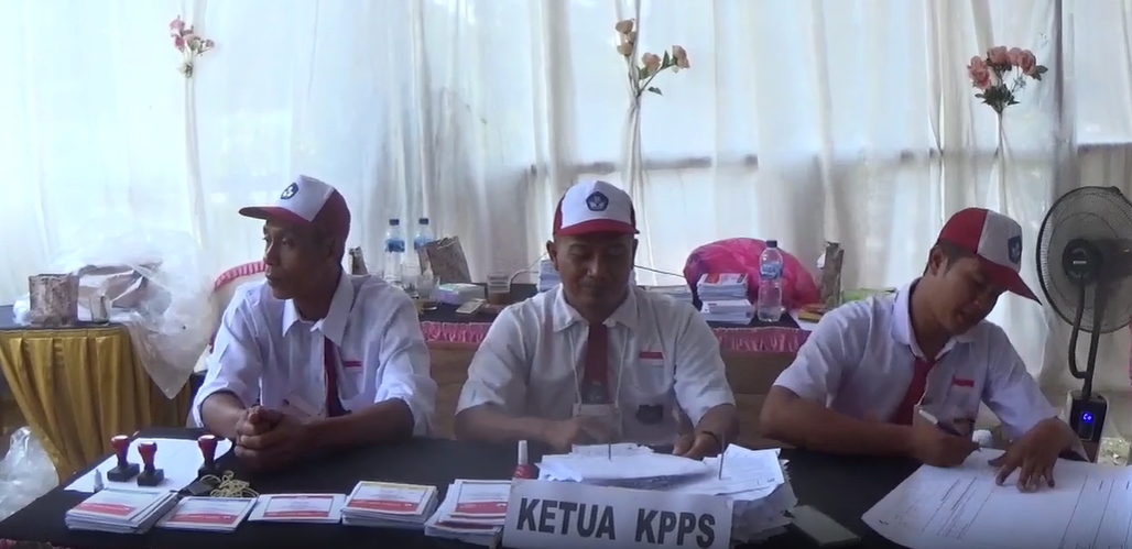 Para petugas KPPS mengenakan kostum SD untuk menarik minat pemilih menyalurkan hak pilihnya di Pemilu 2024.