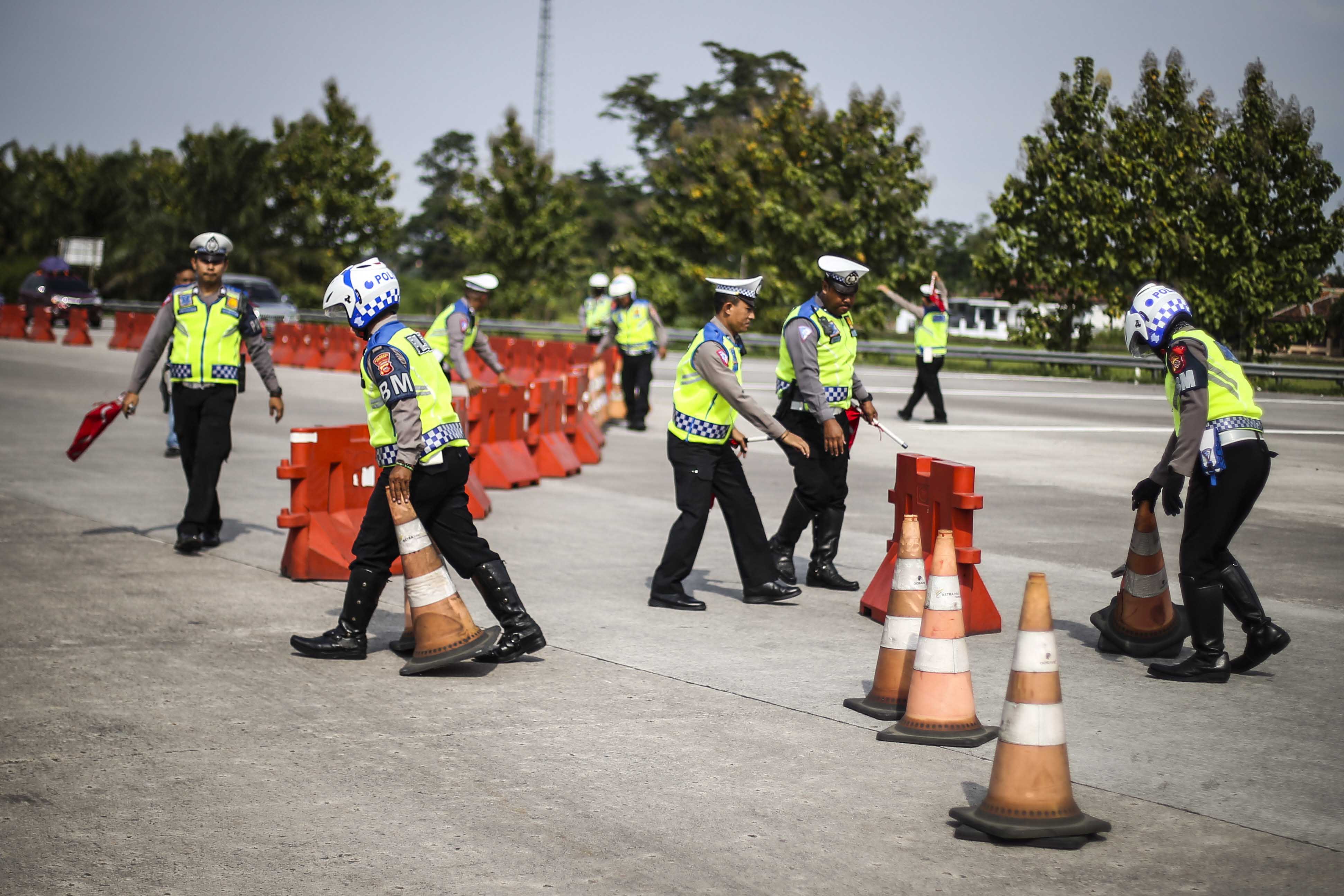 Petugas bersiap untuk memberlakukan skema satu arah menuju Jakarta di Gerbang Tol Palimanan, Jawa Barat (29/4/2023). 