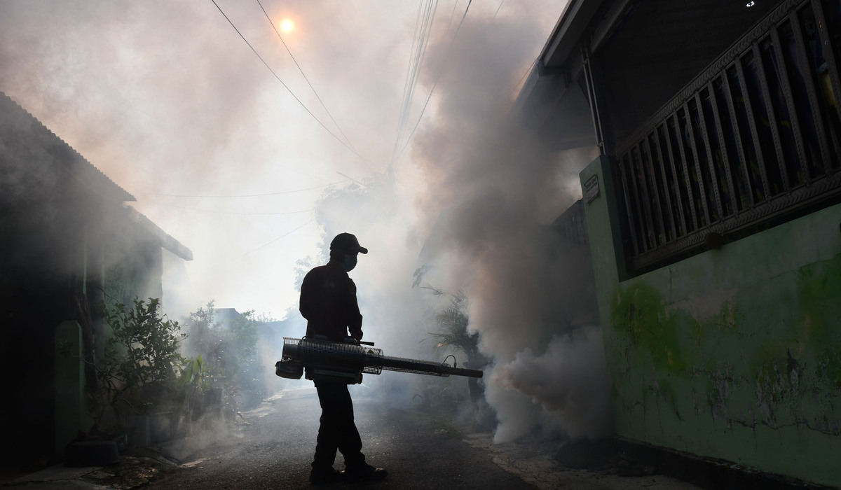 Petugas melakukan pengasapan untuk pencegahan perkembangbiakan nyamuk Aedes aegypti.