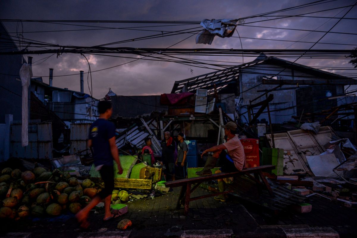 Warga menyelamatkan barang yang tersisa usai puting beliung di Rancaekek, Kabupaten Bandung, Jawa Barat, Rabu (21/2/2024).