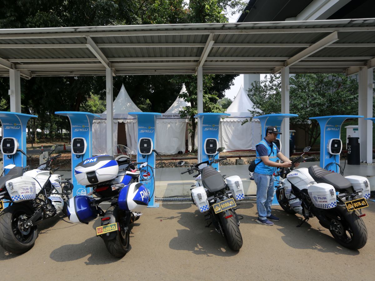 Petugas melakukan pengisian daya kendaraan listrik di Stasiun Pengisian Kendaraan Listrik Umum (SPKLU) Kawasan Gelora Bung Karno Jakarta.