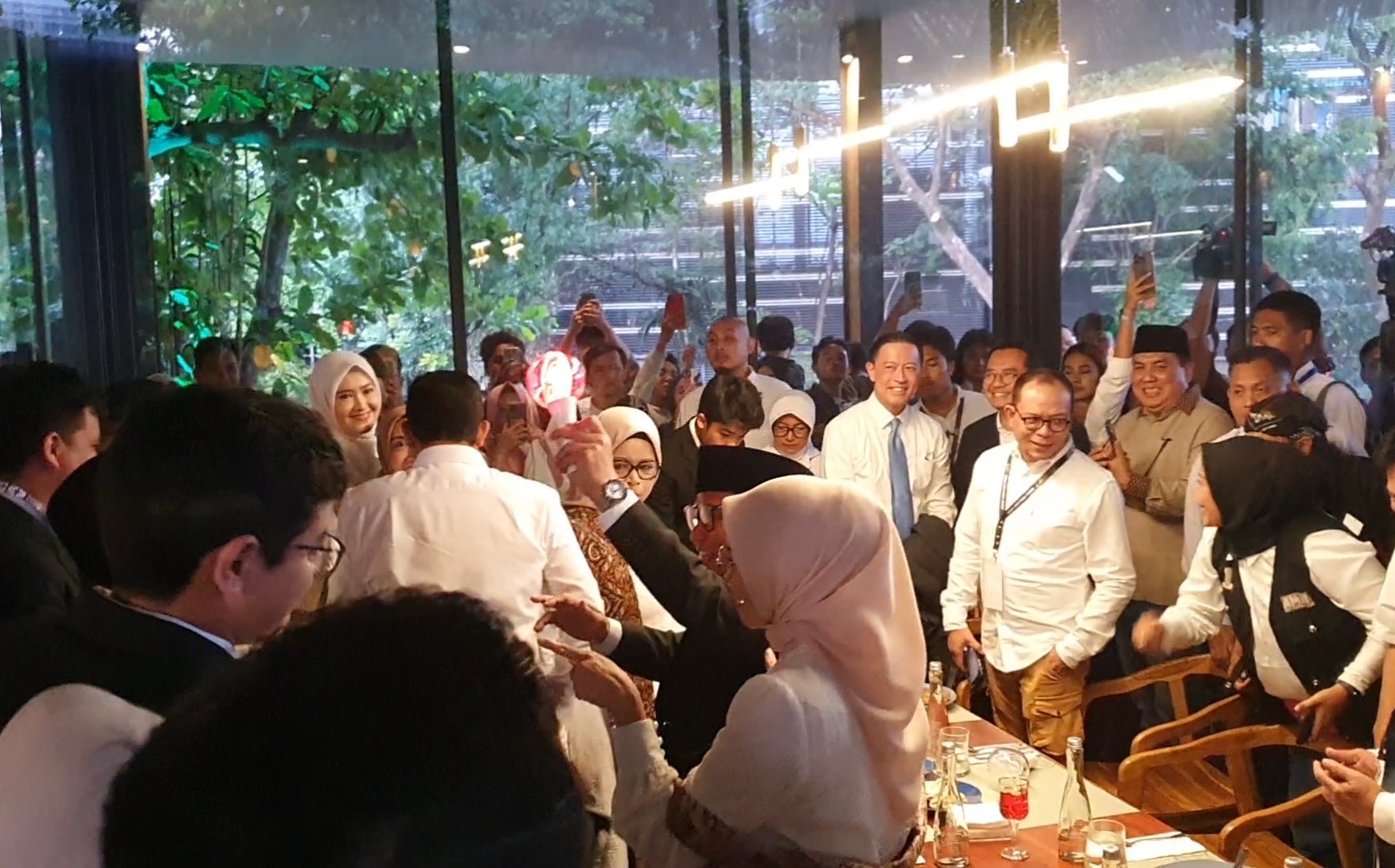 Pasangan capres dan cawapres nomor urut 1 Anies Baswedan dan Muhaimin Iskandar alias Cak Imin (AMIN) membawa lightstick