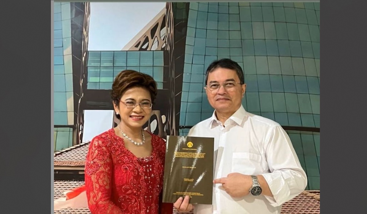 Theresia Santi (kiri) bersama Prof Badriul Hegar.