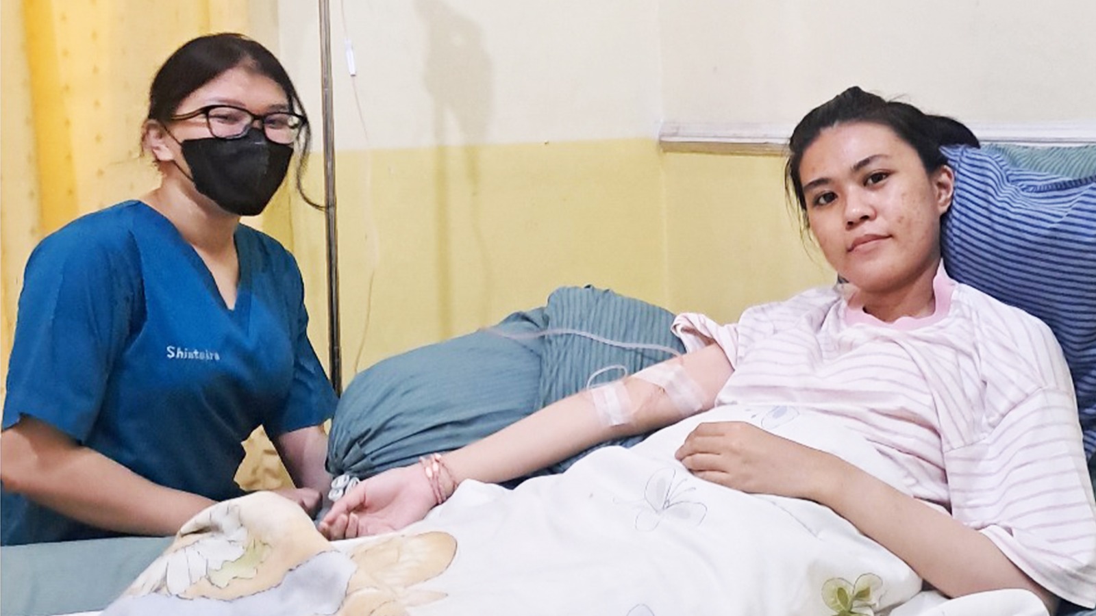 Perawat dari Perawathomecare tengah memberi pelayanan di rumah pasien.