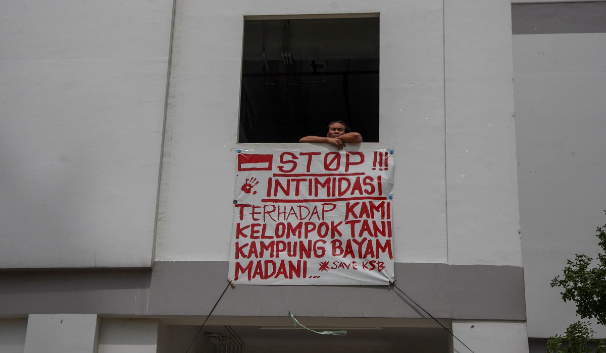 Warga beraktivitas di Kampung Susun Bayam