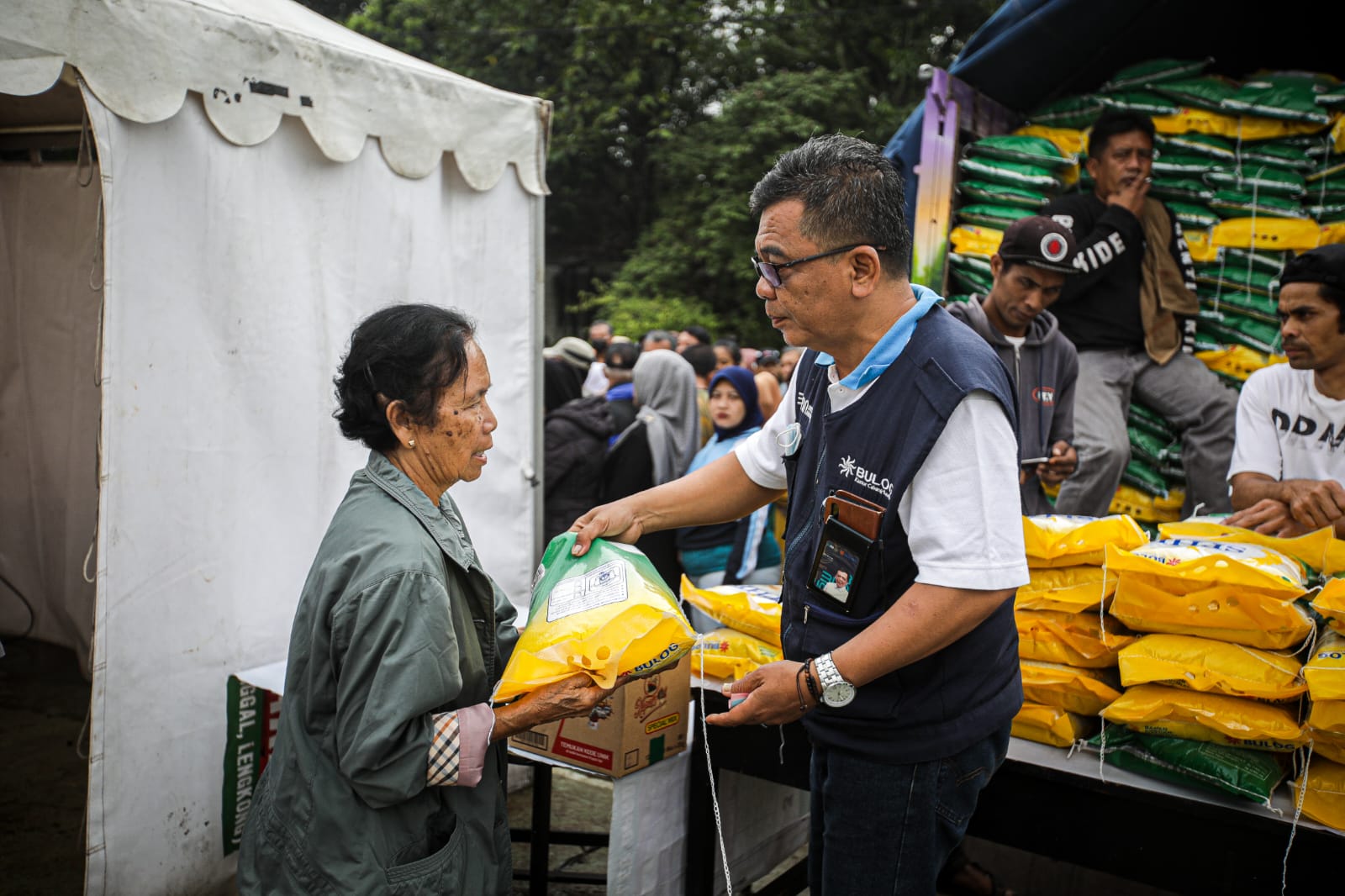 Warga membeli beras dalam operasi pasar yang digelar Pemkot Bandung