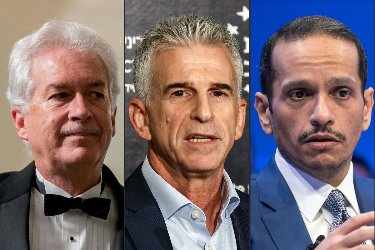 Direktur CIA William Burns (kiri), Direktur Mossad Israel David Barnea (tengah), dan Menlu Qatar Sheikh Mohammed bin Abdulrahman al-Thani.