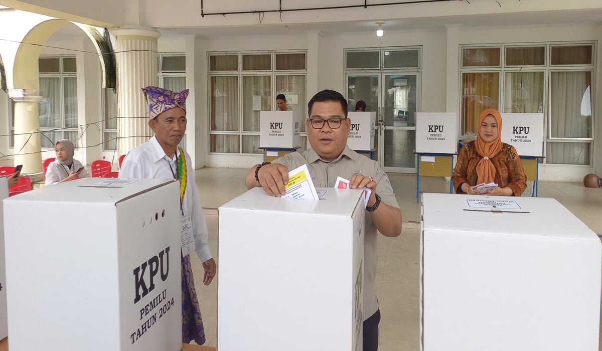 Bupati Bangka Muhammad Haris memasukkan surat suara usai menggunakan hak pilihnya.