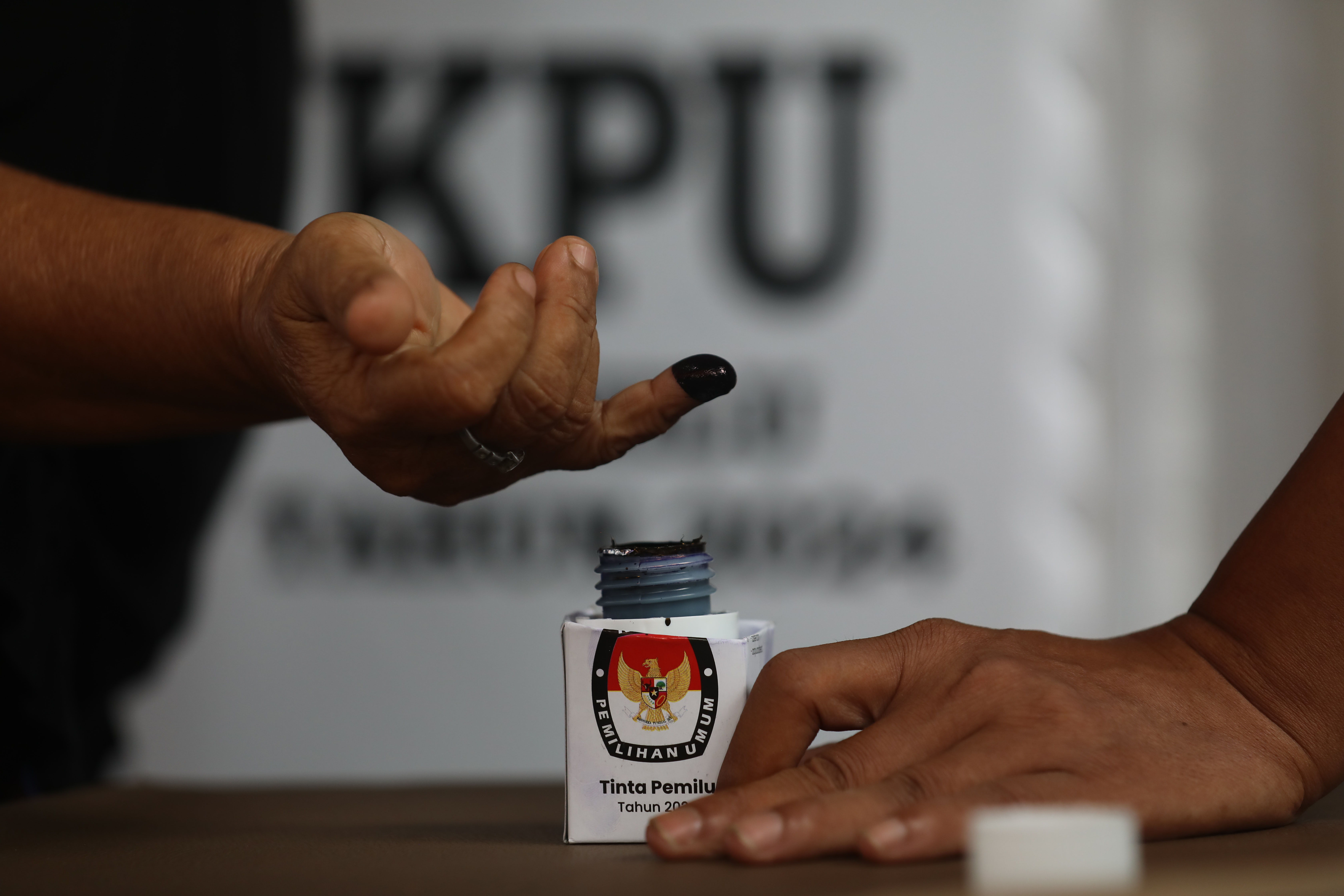 Pemilih mencelupkan jari kedalam tinta seusai melakukan pencoblosan di TPS 20 di Larangan Utara, Larangan, Tangerang, Banten, Rabu (14/2).