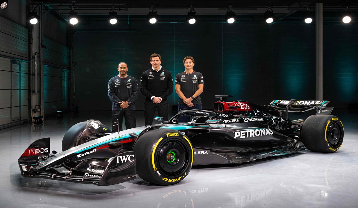 Pembalap Inggris Lewis Hamilton (kiri) saat peluncuran mobil Mercedes yang akan digunakan di Formula 1 musim 2024, W15.