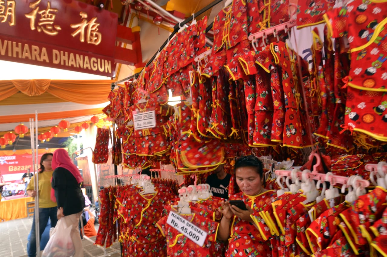 Ilustrasi: Bazar produk-produk UKM, baik pakaian maupun makanan, kuliner di Wihara Dhanagun, Jalan Suryakancana, Kota Bogor