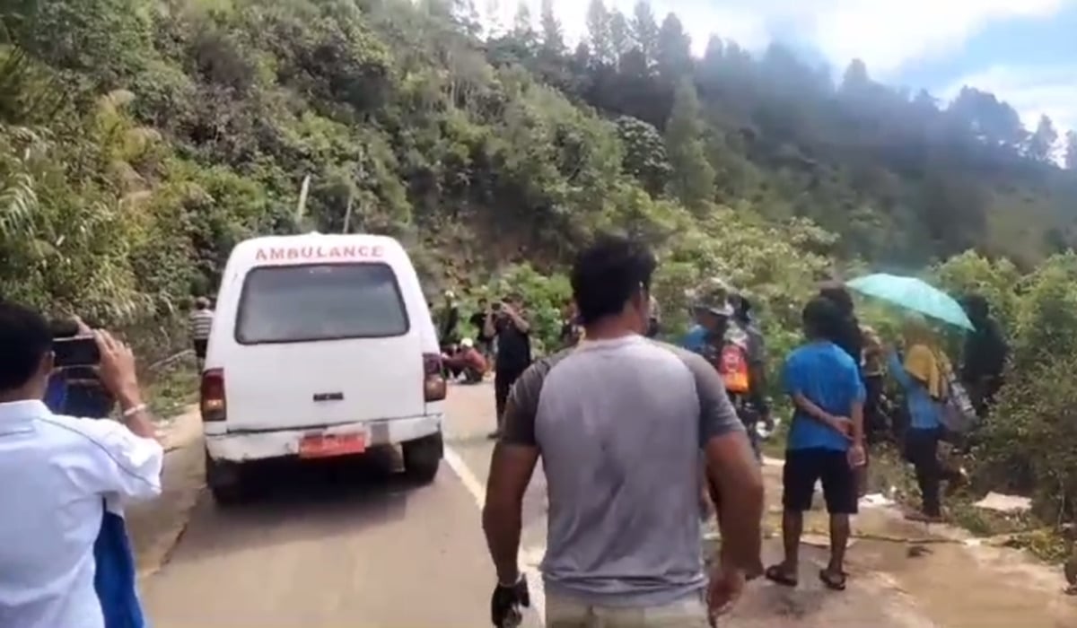 Ambulan membawa 1 korban jiwa yang kembali ditemukan di lokasi longsor, Luwu, Sulsel, Selasa, 27 Februari 2024.