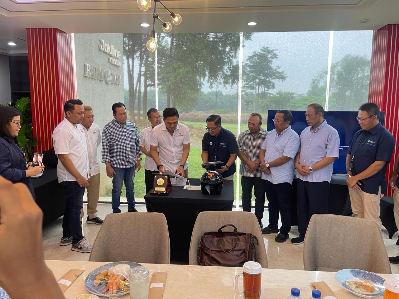 Acara penandatanganan kerja sama antara PT The Agung Pamungkas dan PT Asuransi Jasa Raharaja Putera di Jakarta, Rabu (28/2/2024).