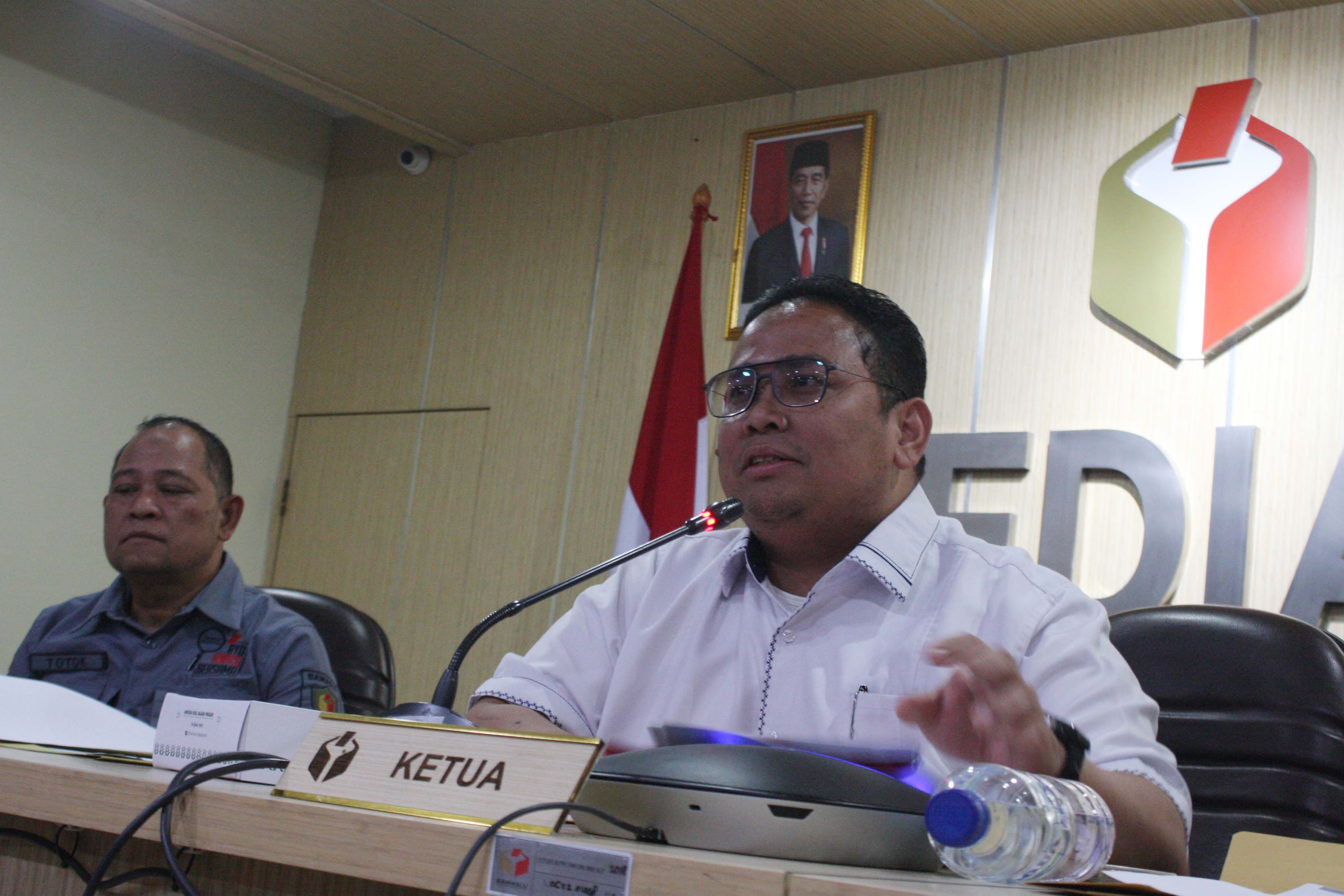 Ketua Badan Pengawas Pemilu (Bawaslu) Rahmat Bagja (kanan)