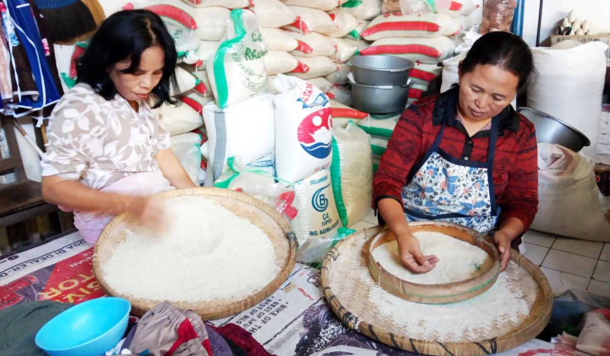 Stok Beras Pedagang di Pasar Gedhe Klaten Menipis