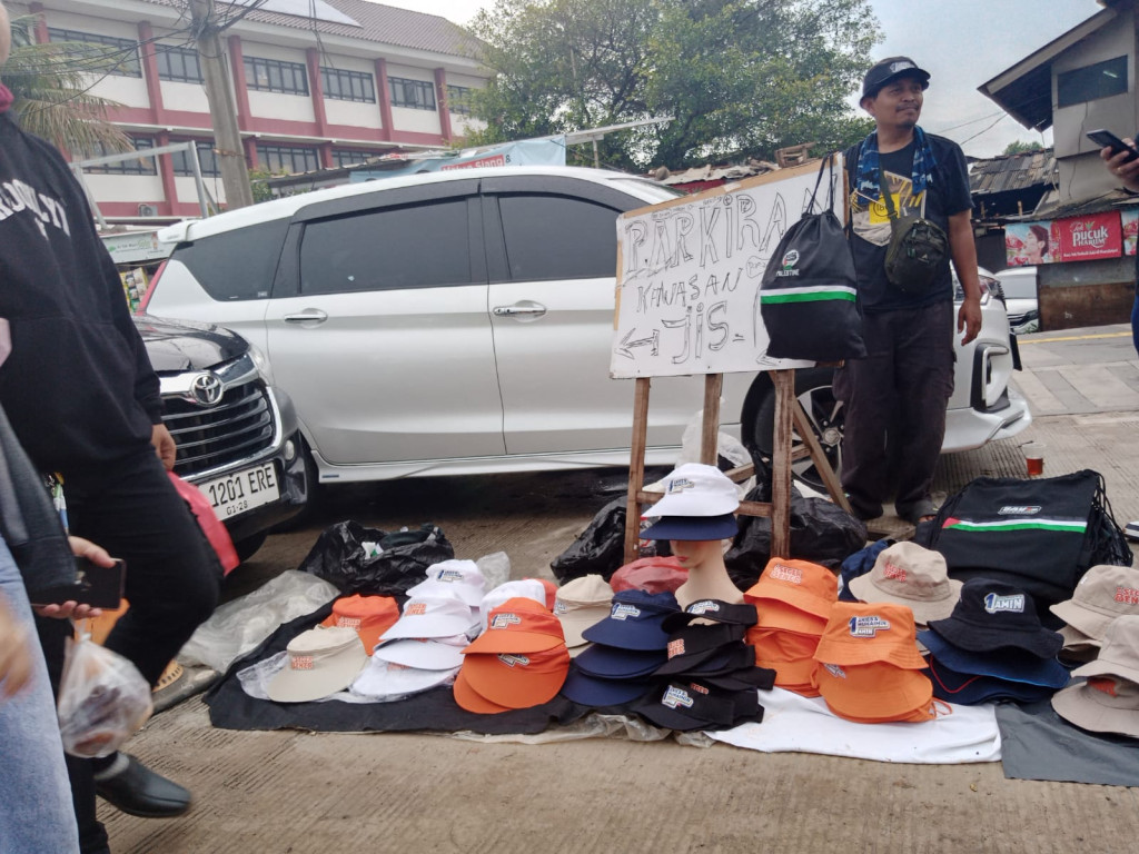 Pedagang berjualan di Kampanye akbar Anies Muhaimin di JIS.