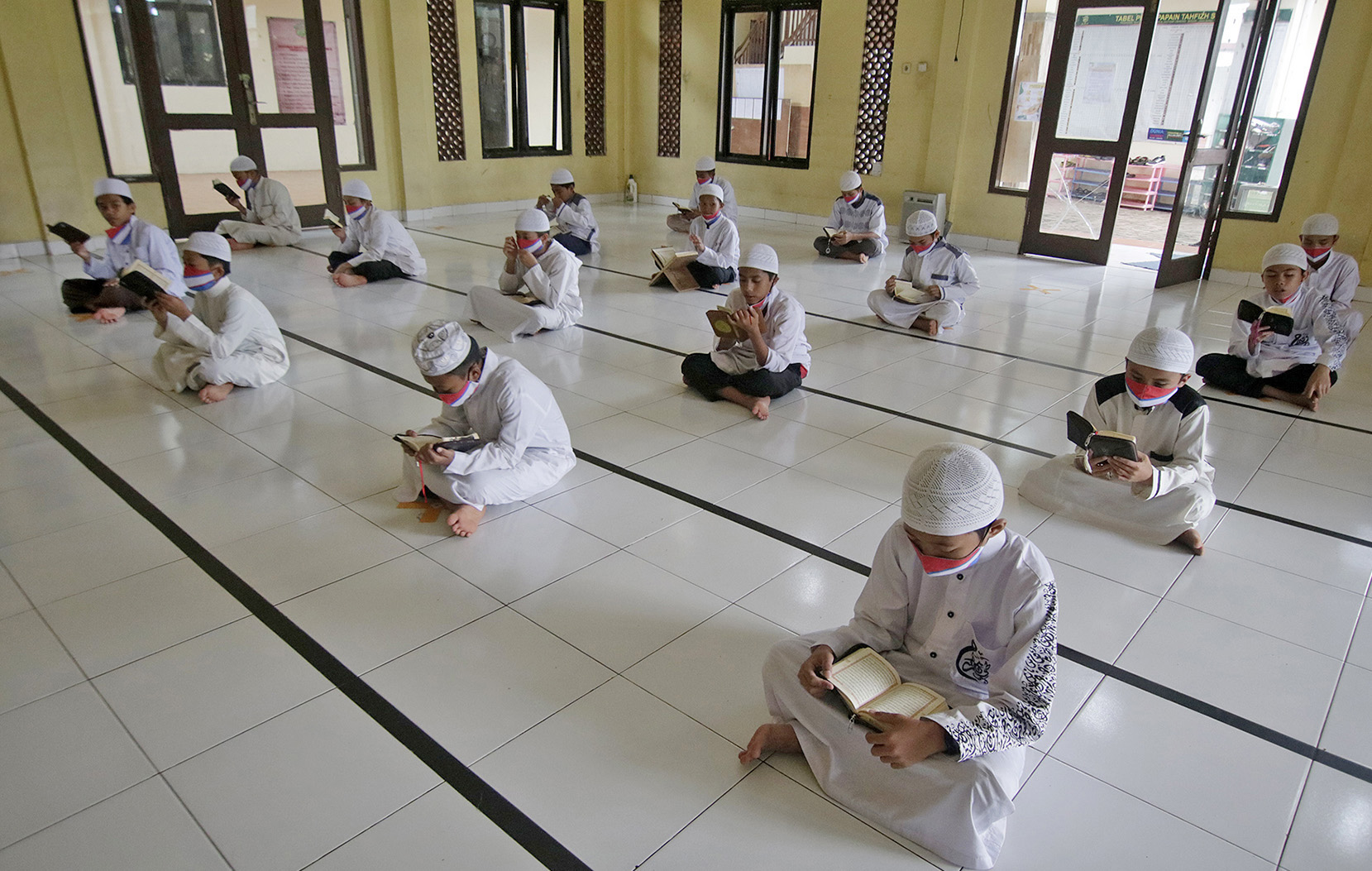 Anak-anak tengah membaca Alquran