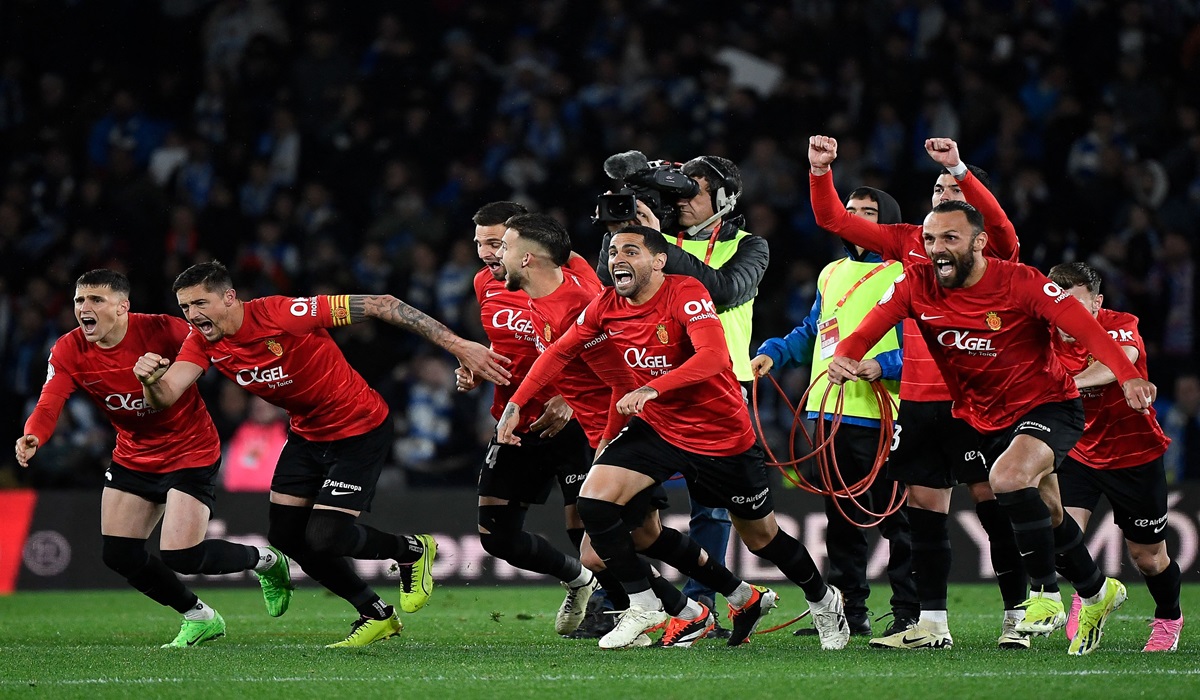 Para pemain Mallorca melakukan selebrasi usai menang adu penalti di semifinal Copa del Rey melawan Real Sociedad