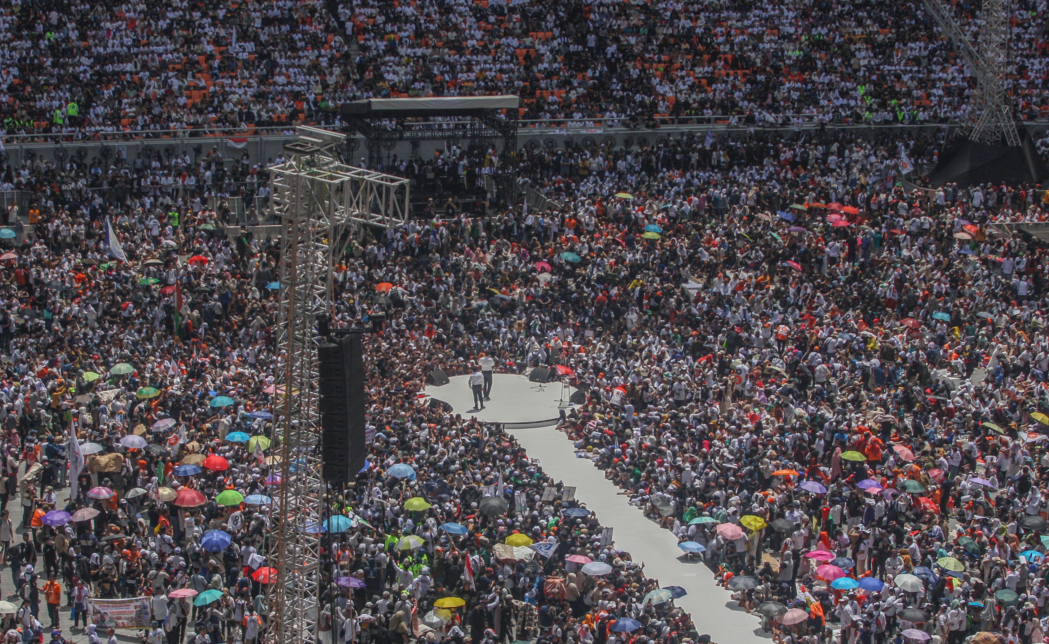 Cawapres Muhaimin Iskandar berjalan kaki 3 kilometer usai kampanye akbar di JIS, Sabtu (10/2/2024)
