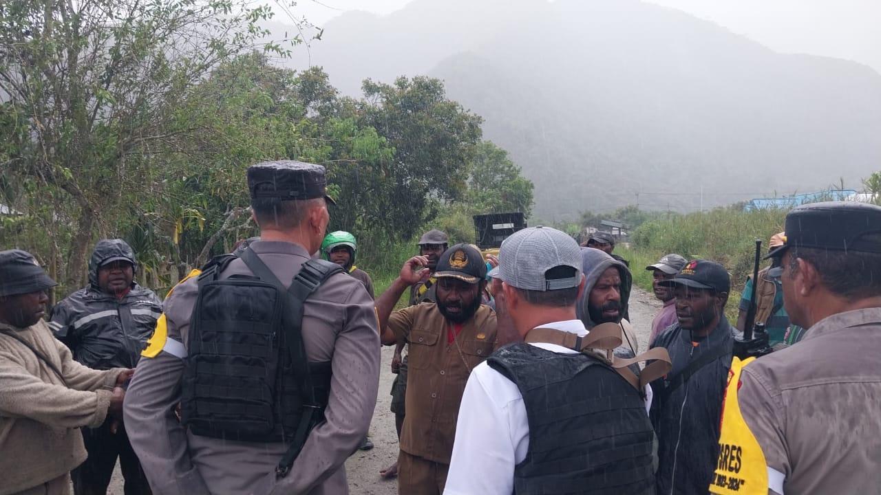 Dua personel pengamanan Tempat Pemungutan Suara (TPS) di Dogiyai, Papua diserang oleh sekelompok masyarakat