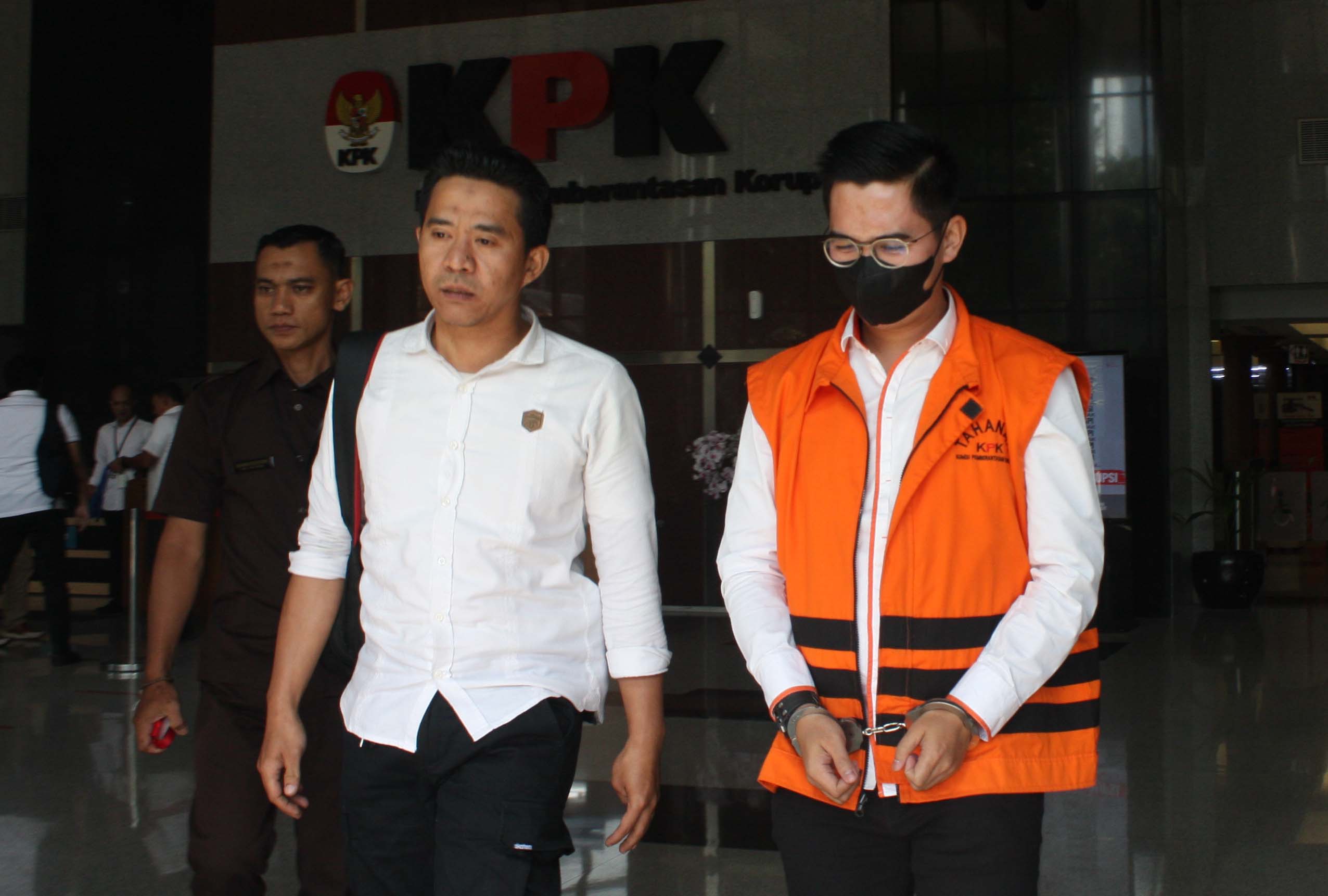 Eks Komisaris Independen PT Wika Beton Dadan Tri Yudianto (rompi tahanan).