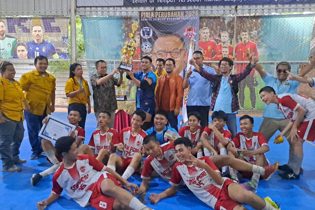 Penyerahan trofi Turnamen Futsal Piala Perubahan.