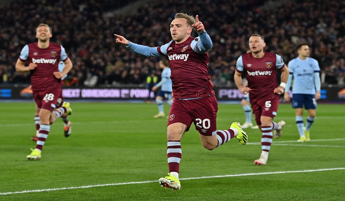 Penyerang West Ham United Jarrod Bowen melakukan selebrasi usai mencetak gol ke gawang Brentford di laga Liga Primer Inggris.