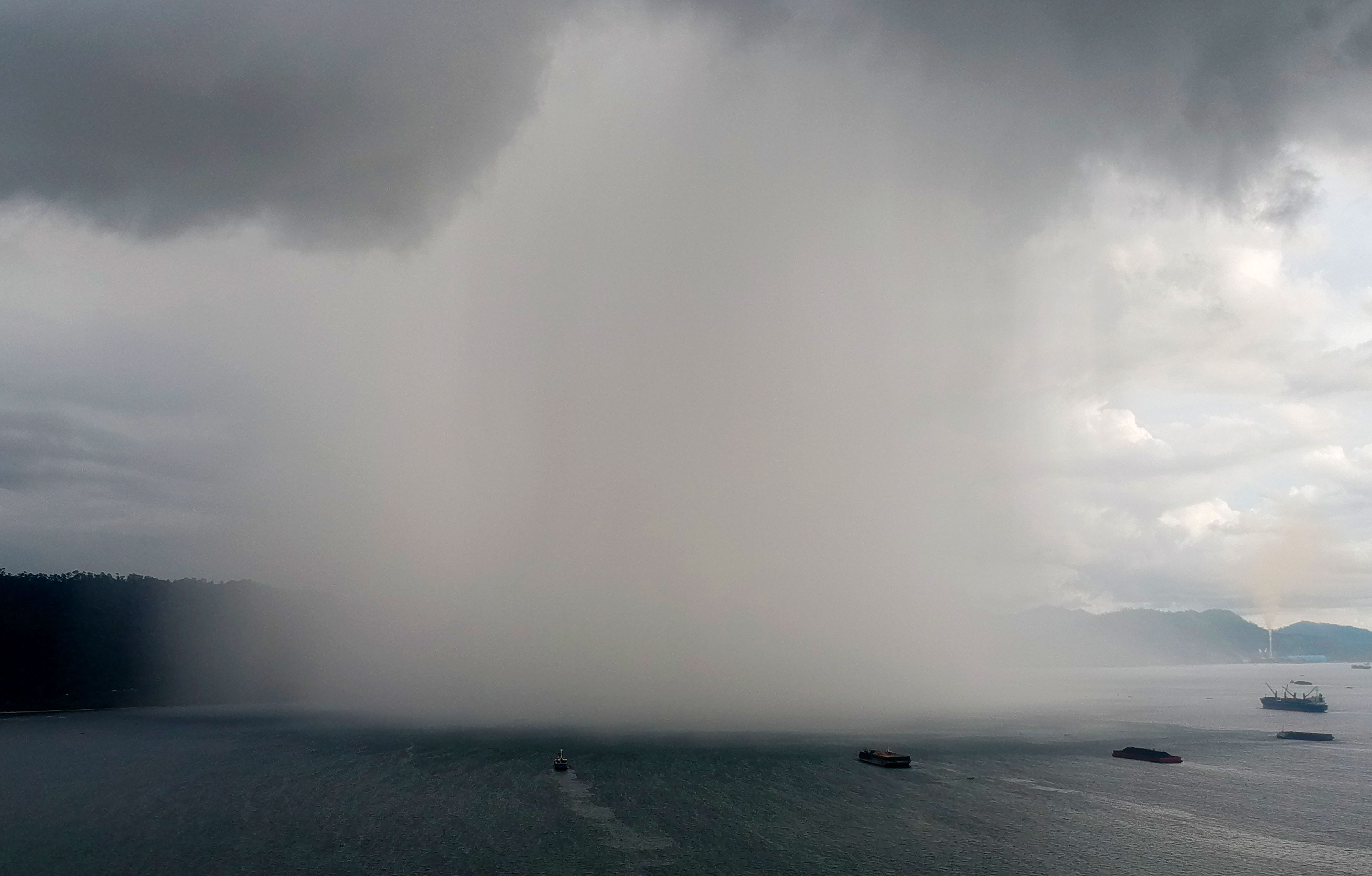 Foto udara awan hujan terlihat di perairan Teluk Bayur, Padang, Sumatera Barat, Kamis (9/12/2021).