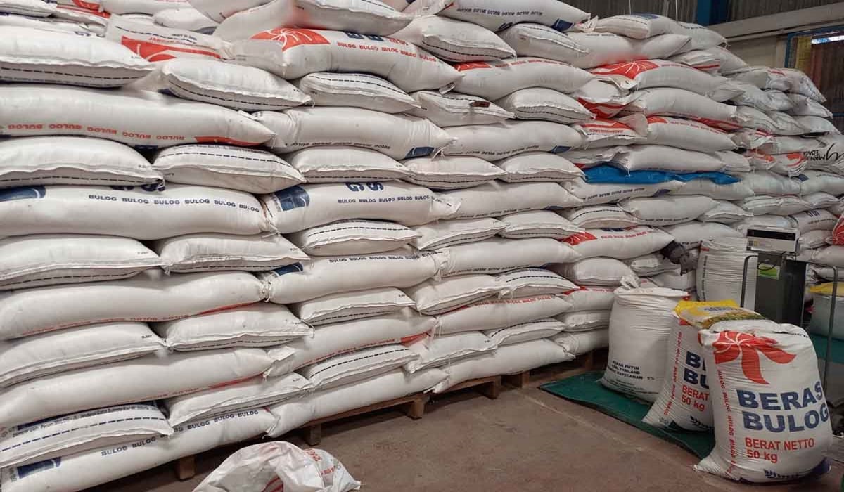 Sebanyak 22 ribu ton beras telah disiapkan Bulog Sumbar untuk menjaga stabilitas pasokan dan harga pangan.