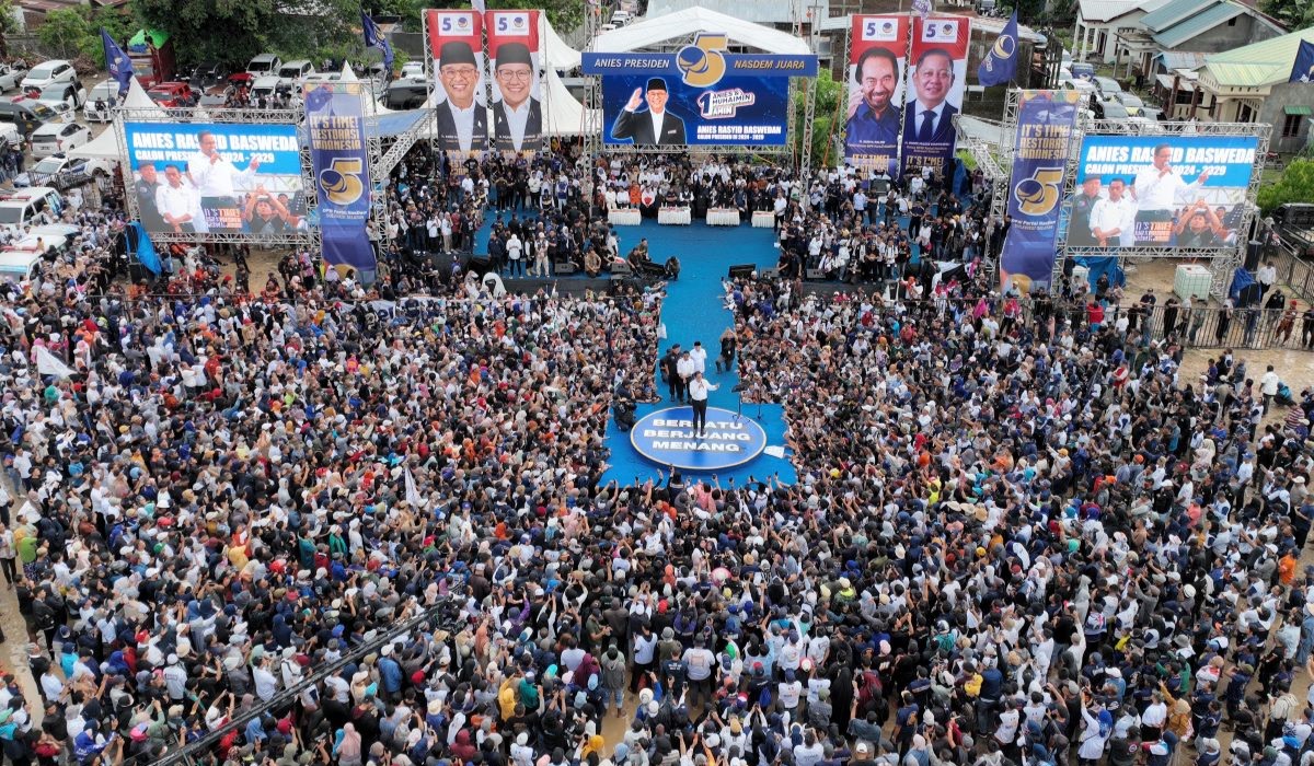 Anies Baswedan menyapa ribuan simpatisan partai pendukung dalam kampanye akbar Partai NasDem di Pare Pare Sulawesi Selatan, Selasa (6/2)