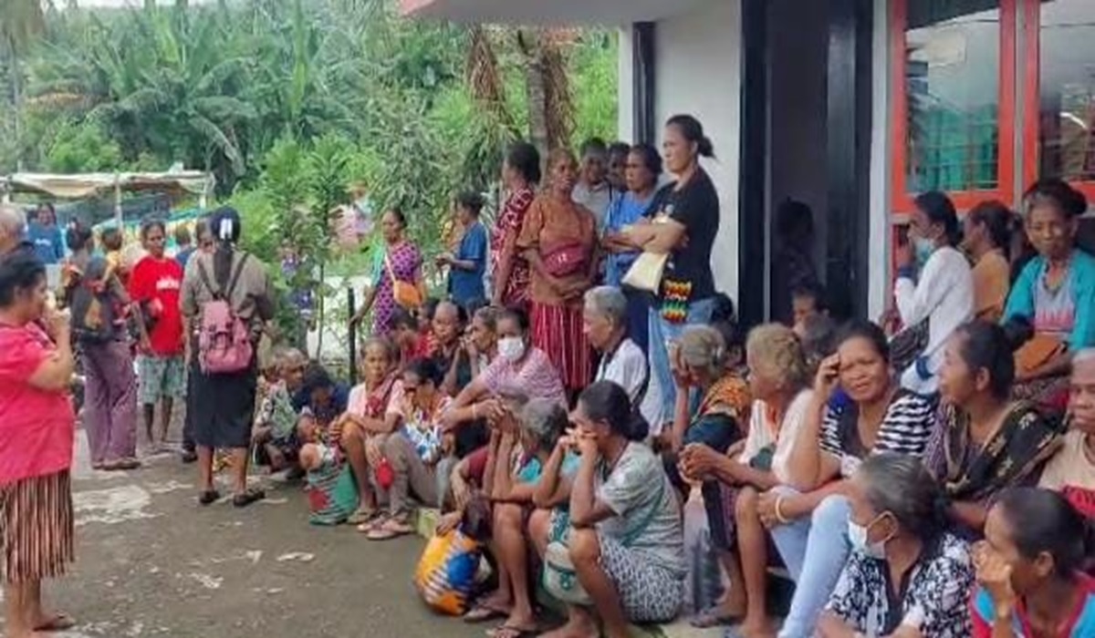 Warga mengantre di Kantor Pos Boru, Desa Boru, Kecamatan Wulanggitang, Kabupaten Flores Timur, NTT untuk mendapatkan bansos tunai.