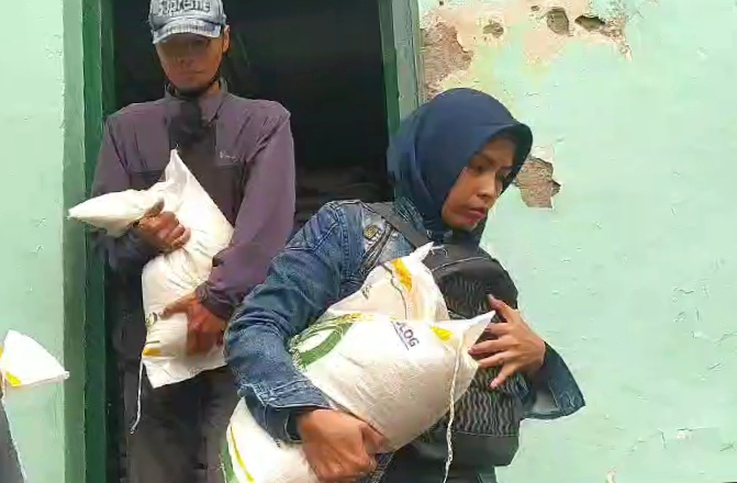Warga Kota Cimahi menerima pembagian beras program Bantuan Cadangan Pangan