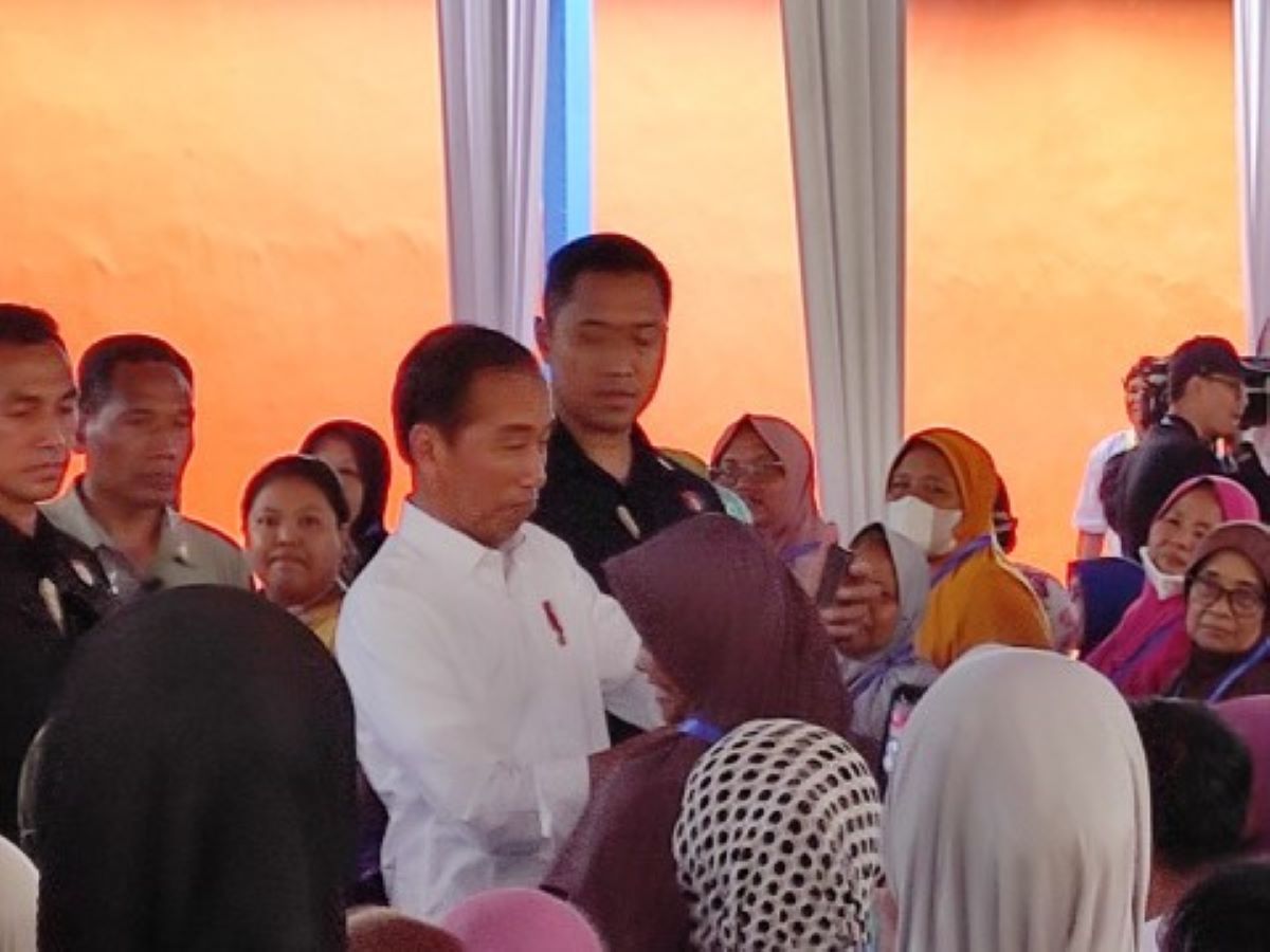 Presiden Jokowi ketika menyerahkan bansos cadangan pangan pemerintab kepada sekitar 1000 KPM Sukoharjo, Jawa Tengah, Kamis sore (1/2).