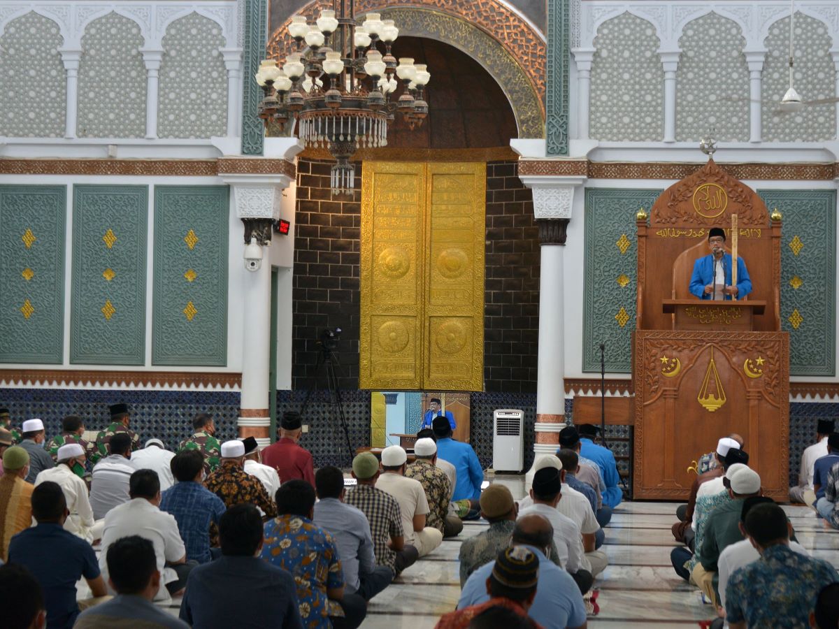 Khatib menyampaikan khutbah Jumat di Masjid Raya Baiturrahman, Banda Aceh, Aceh, Jumat (20/11/2020).