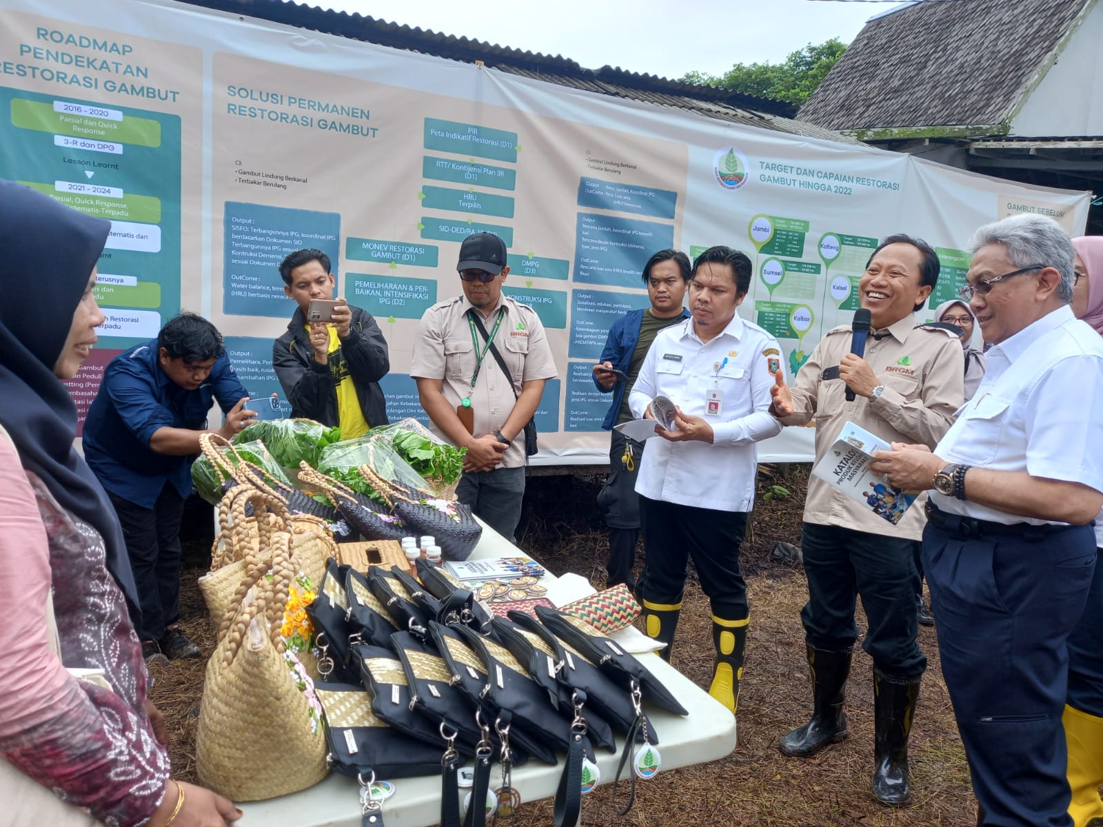 Kepala Kelompok Kerja Pengembangan Usaha Masyarakat, C Nugroho Sulistyo Priyono (tengah) memberikan penjelasan tentang program BRG 