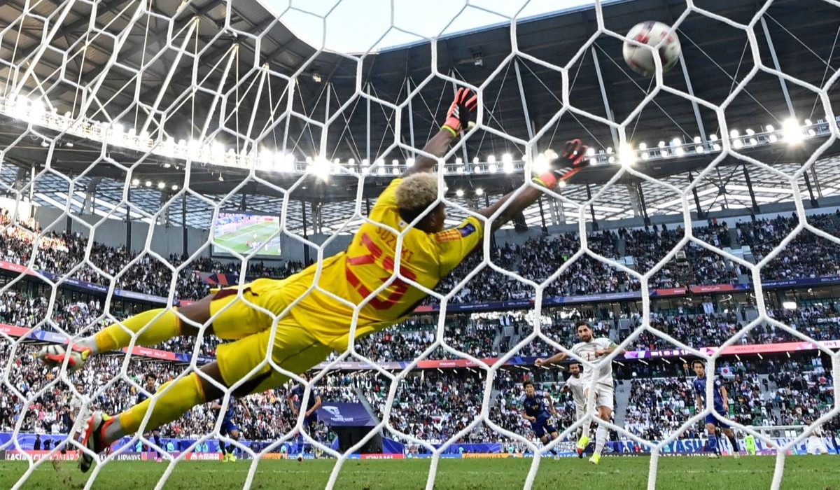 Tendangan penalti Alireza Jahanbakhsh yang gagal ditangkap Zion Suzuki