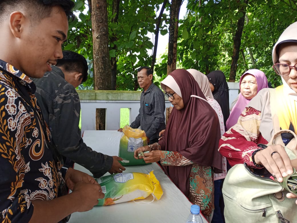 Sejumlah emak-emak membeli kebutuhan pokok pada pasar murah yang digelar Pemkab Subang