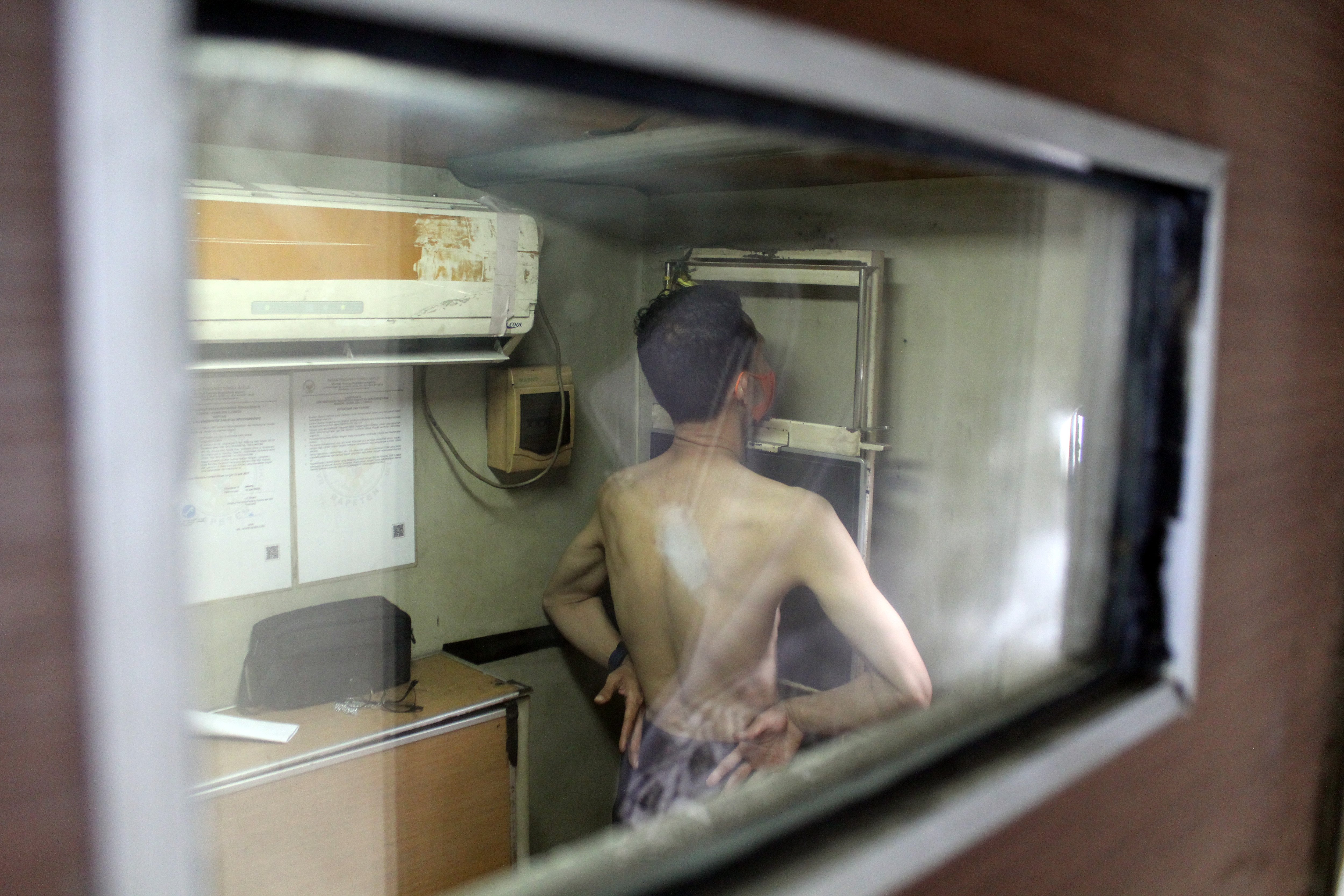  DETEKSI TB: Warga melakukan rontgen toraks paru pada layanan keliling deteksi Tb di UPT Pukesmas Belawan, Medan, Jumat (1/12/2023)