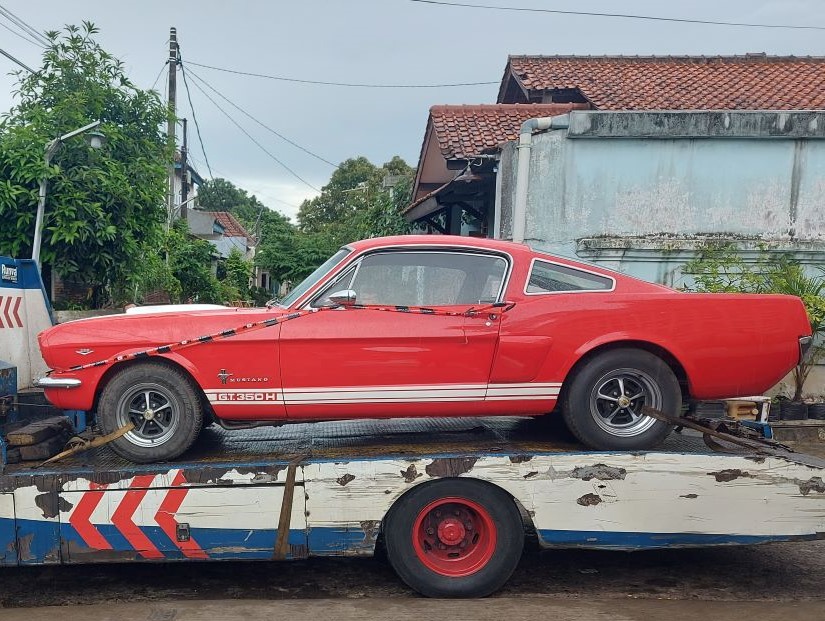Mobil Ford Mustang Shelby GT350 berwarna merah milik Ardhito Pramono bernilai miliaran rupiah.