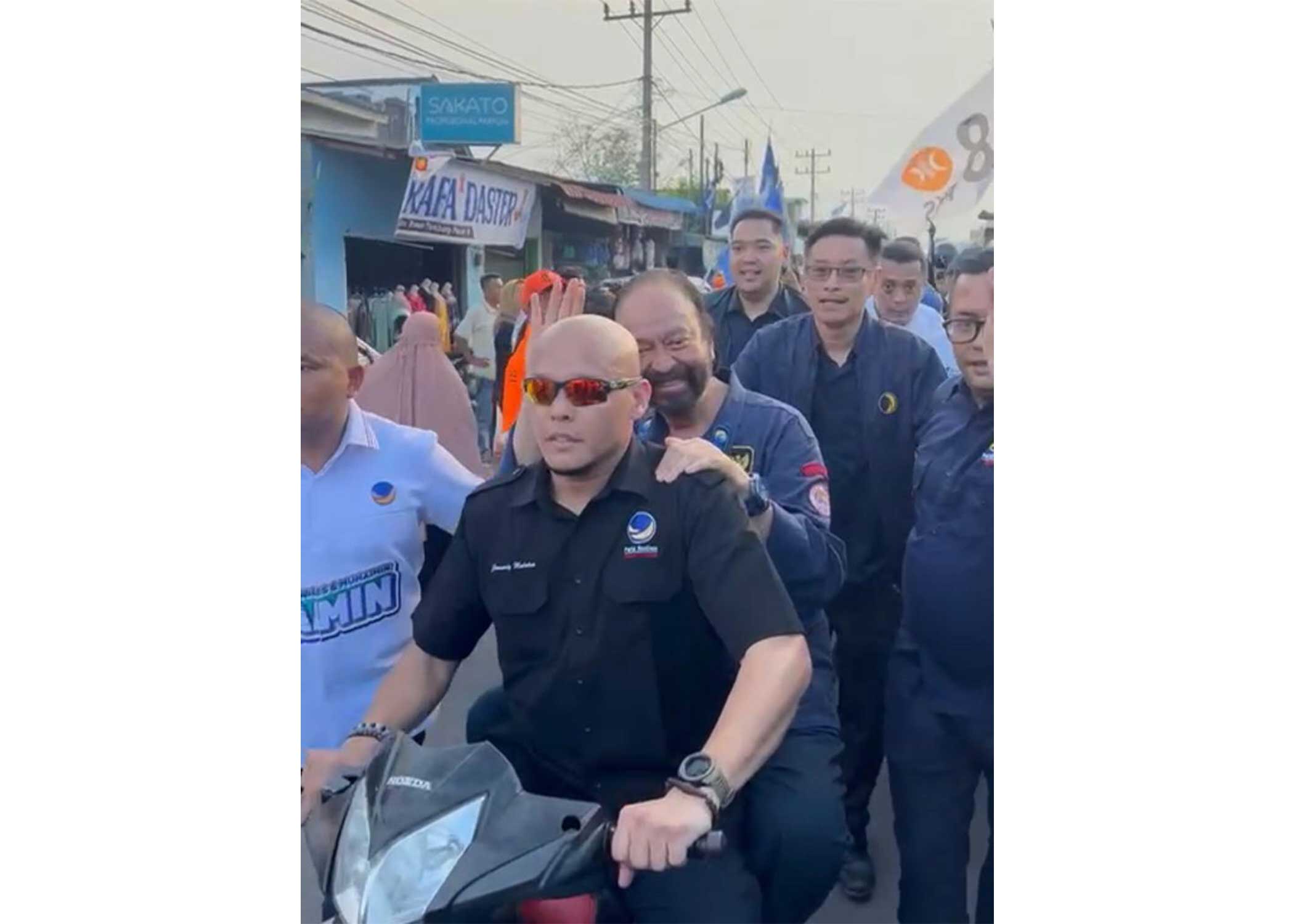 Ketua Umum NasDem naik sepeda motor tembus kerumunan massa kampanye