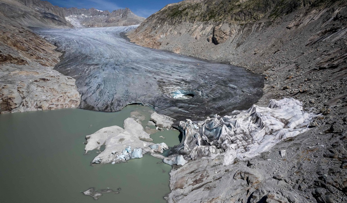 Gletser di Swiss yang pencairannya semakin masif karena perubahan iklim.