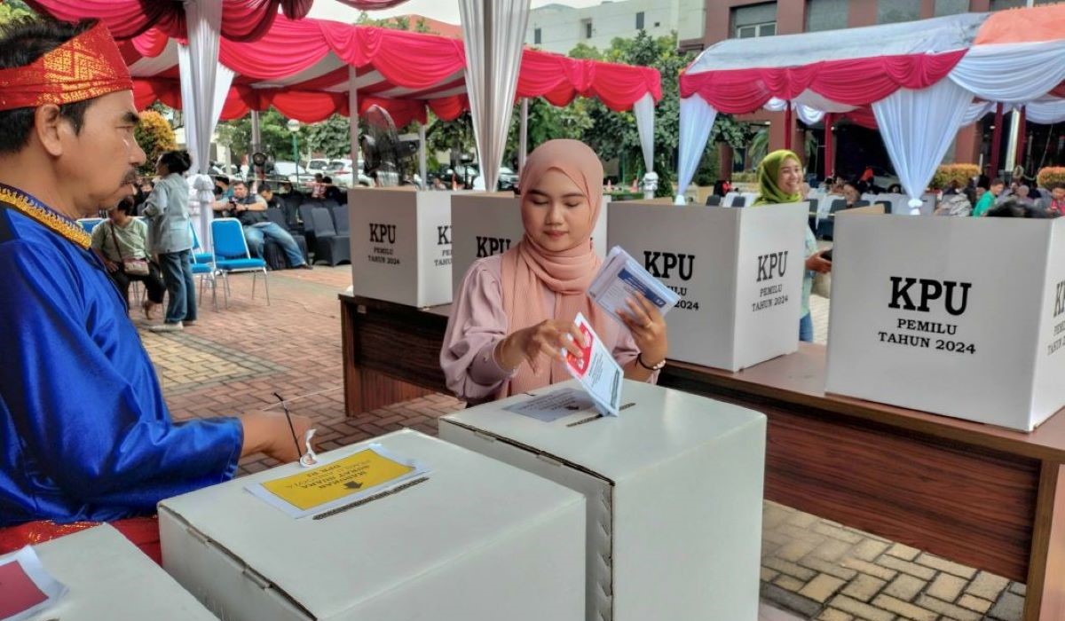 Petugas KPPS melaksanakan simulasi pemungutan suara