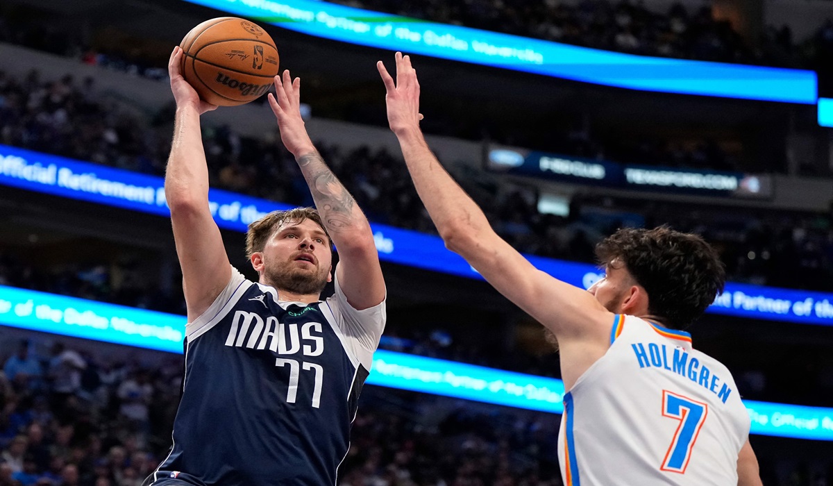 Bintang Dallas Mavericks Luka Doncic melakukan layup dalam laga NBA melawan Oklahoma City Thunder