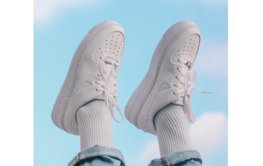 Sneakers putih dapat dikenakan di acara kasual, semi formal, bahkan pesta.