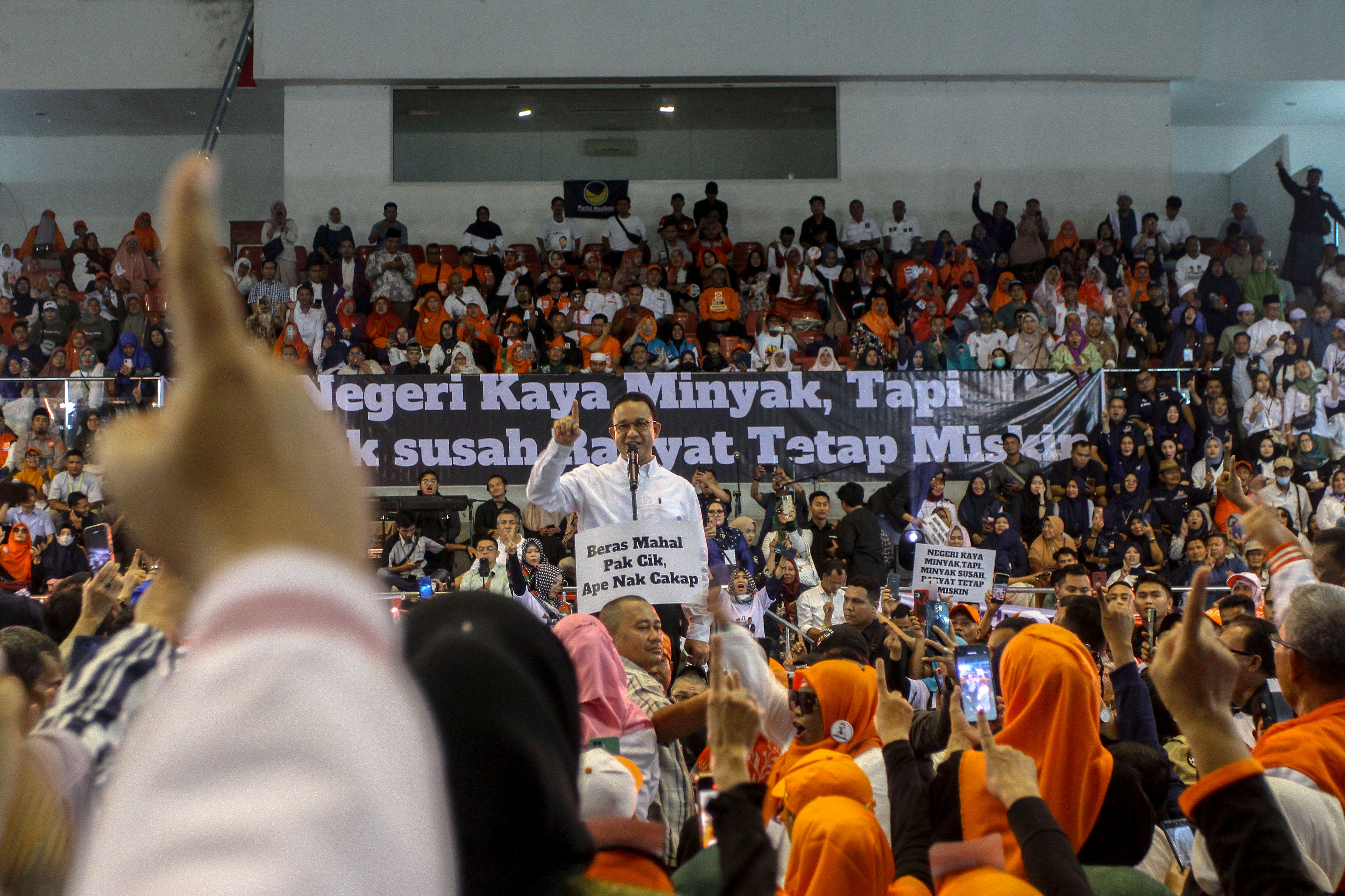 Anies Baswedan saat menyampaikan pidato politiknya saat berkampanye di Gelanggang Remaja di Pekanbaru, Riau, Rabu (13/12).