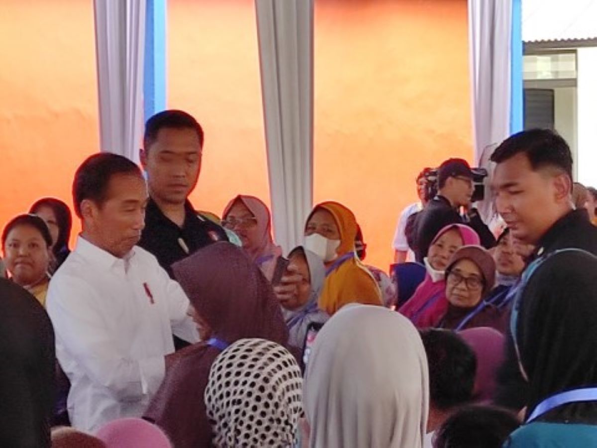 Presiden Jokowi ketika menyerahkan bansos cadangan pangan pemerintah kepada sekitar 1.000 KPM Sukoharjo, awal Februari 2024.