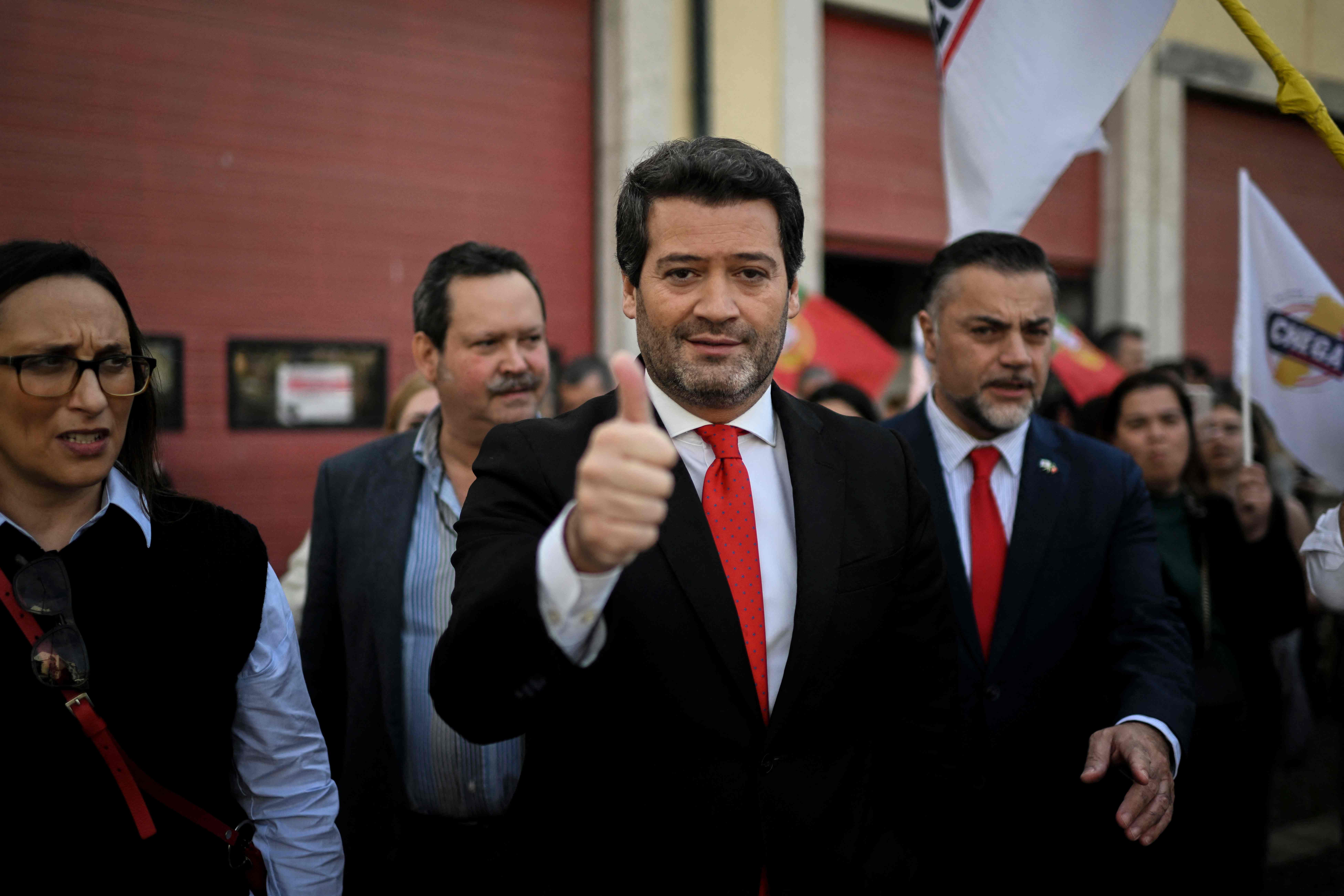  Andre Ventura (tengah), Presiden Partai Chega, kelompok sayap kanan di Portugal
